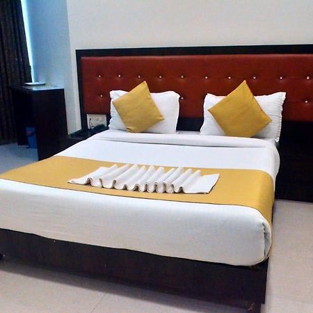 The Best Hotel Мумбай Екстериор снимка