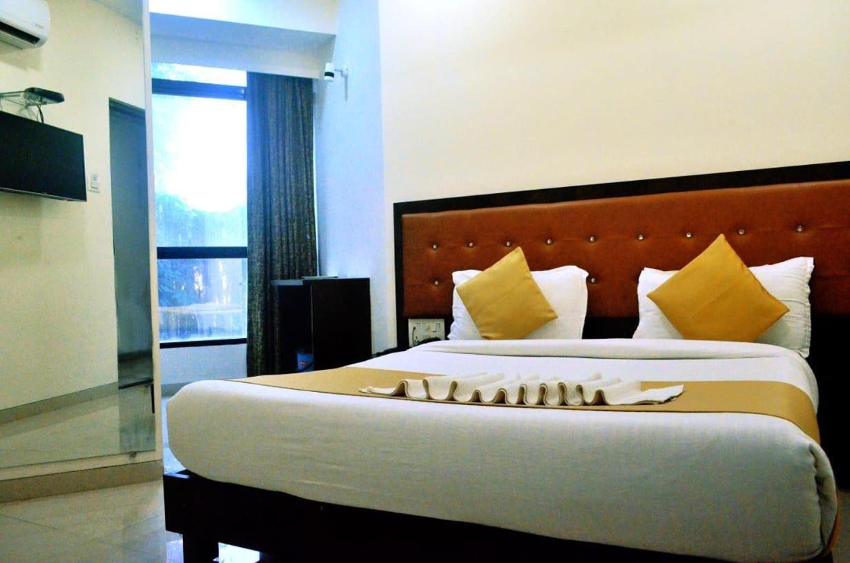 The Best Hotel Мумбай Екстериор снимка
