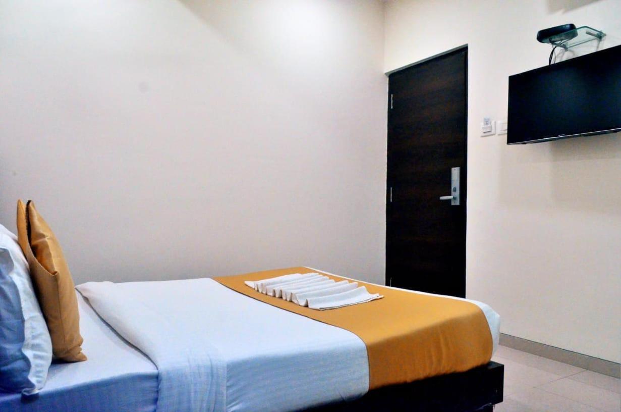 The Best Hotel Мумбай Екстериор снимка