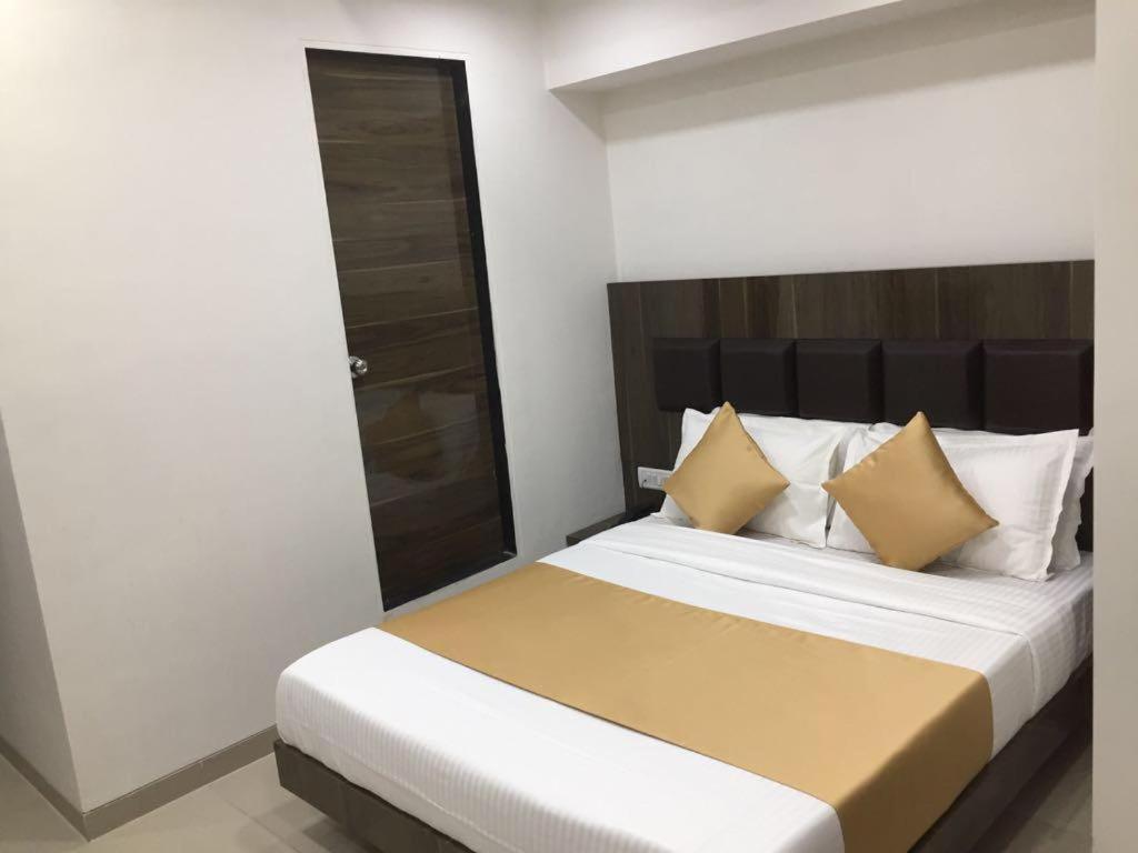 The Best Hotel Мумбай Екстериор снимка
