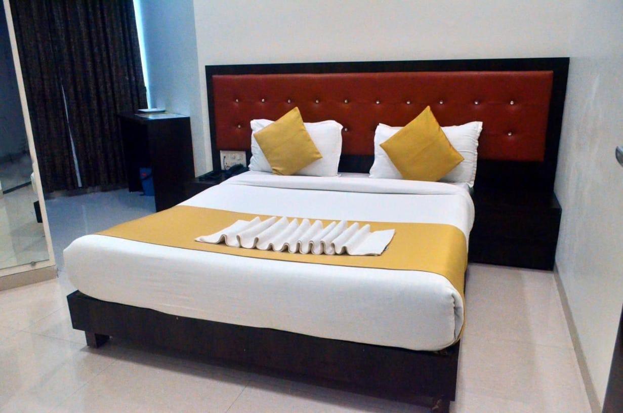 The Best Hotel Мумбай Екстериор снимка